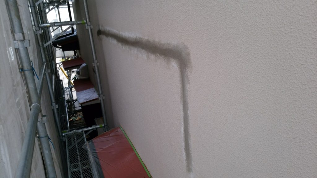 クラック（亀裂）をきれいに補修します。