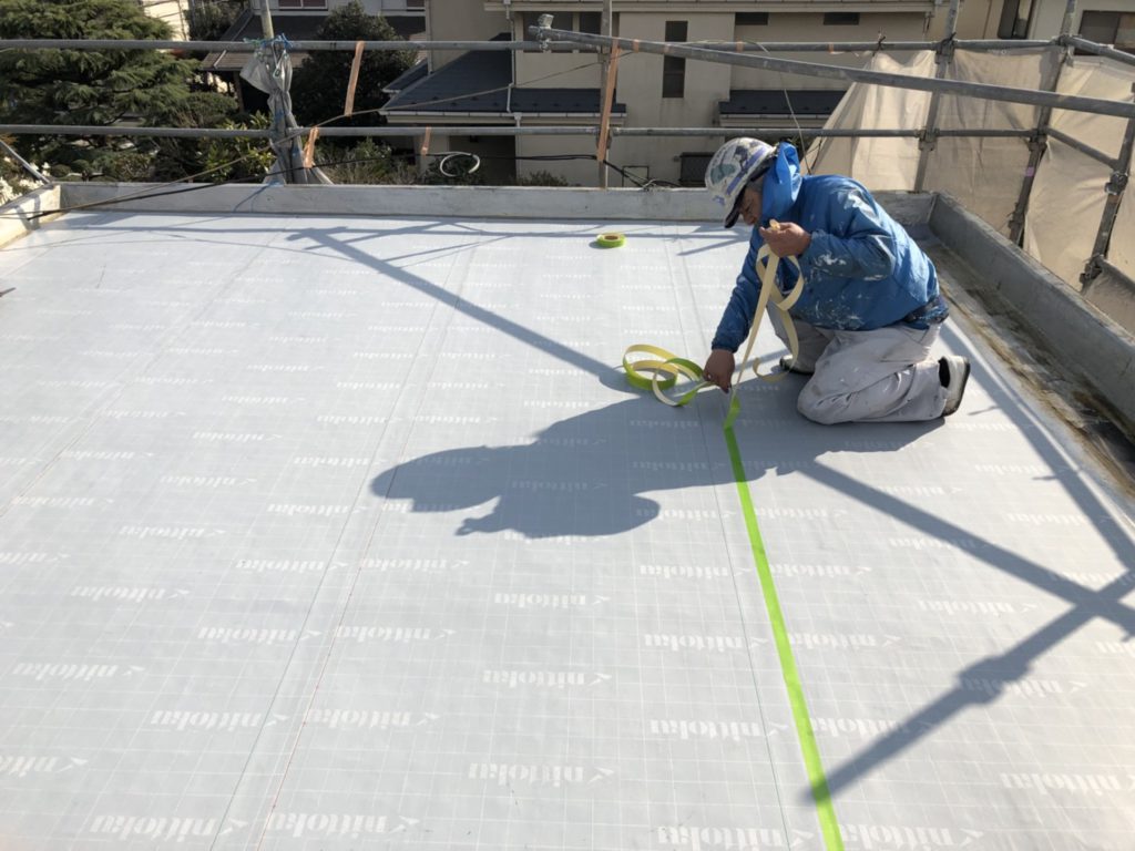 タックシートＳ（防水シート）及びジョイントテープ張りです。