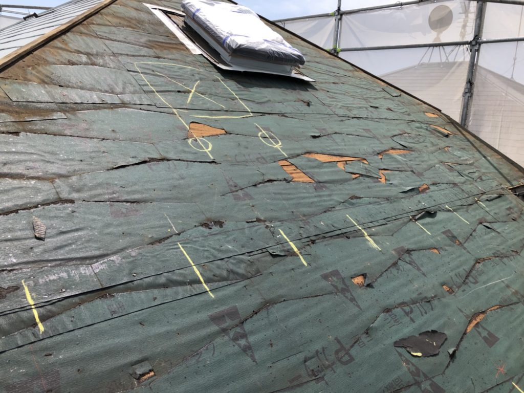 高圧洗浄後、劣化の激しい北面既存瓦を撤去します。