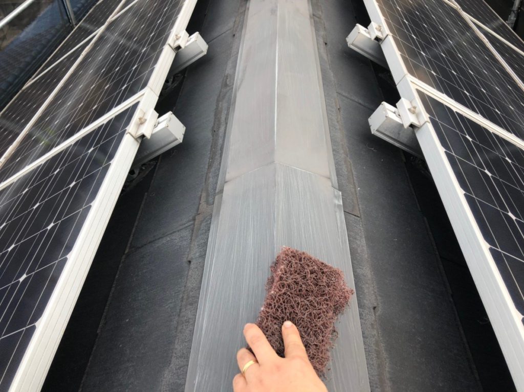 屋根に付帯している、雪止め金物や棟押えなどの錆をやすりで清掃します。