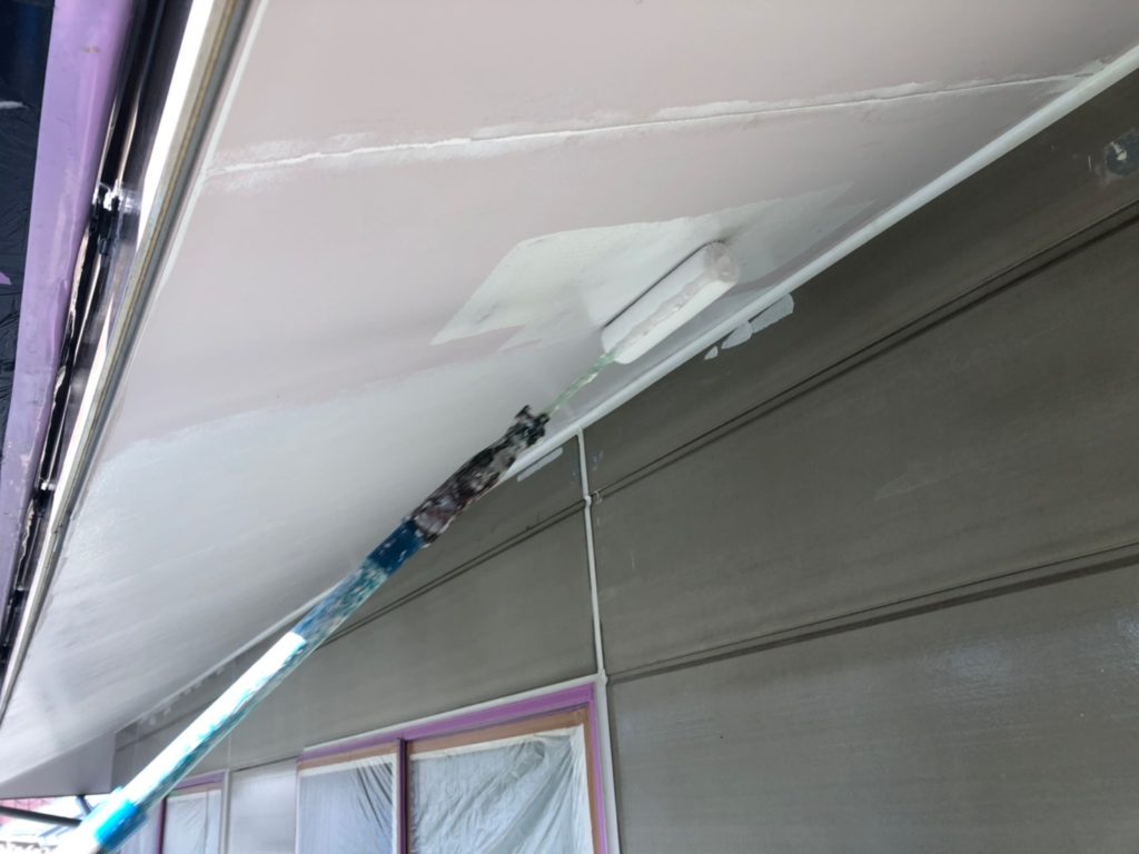 軒天部　仕上げ材塗布の施工写真です。