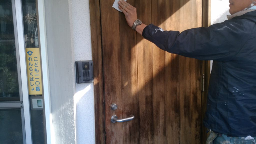 サンドペーパーで古い汚れを丁寧に落します。