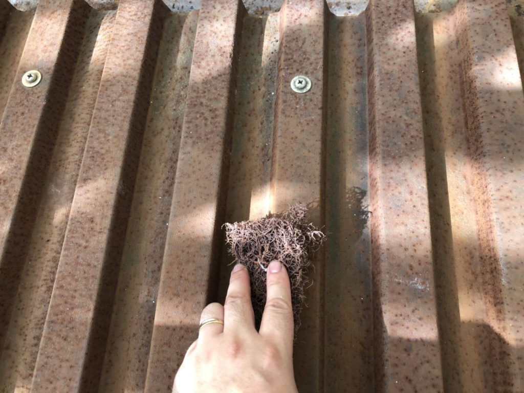 折板屋根塗装工事の施工写真です。