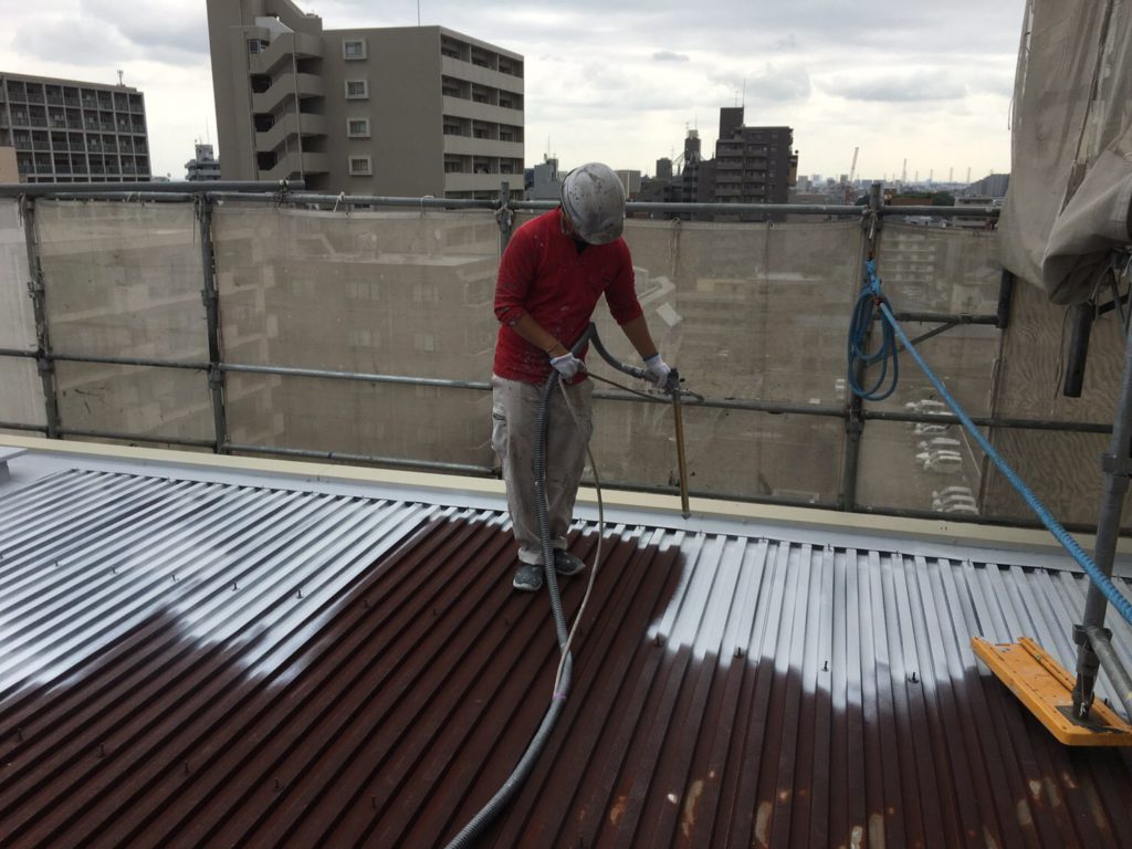 ケレン作業完了後、下塗り材を塗布し、既存の錆を抑えます。