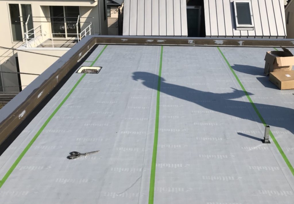 タックシートをジョイントテープで固定します。