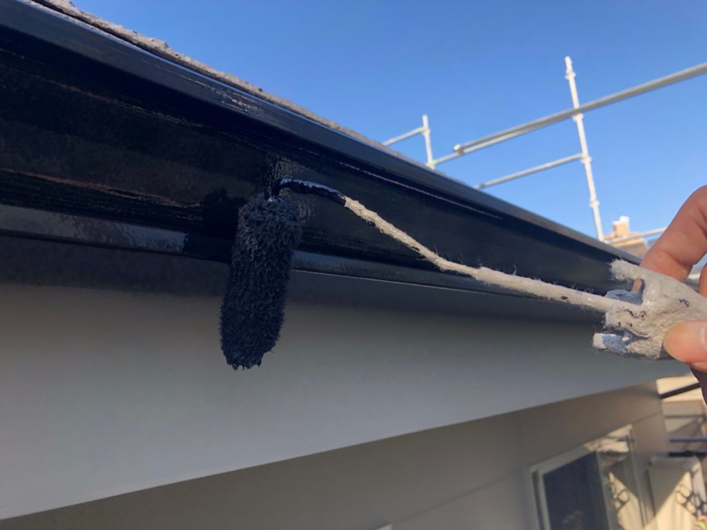 軒樋部　仕上げ材塗布の施工写真です。