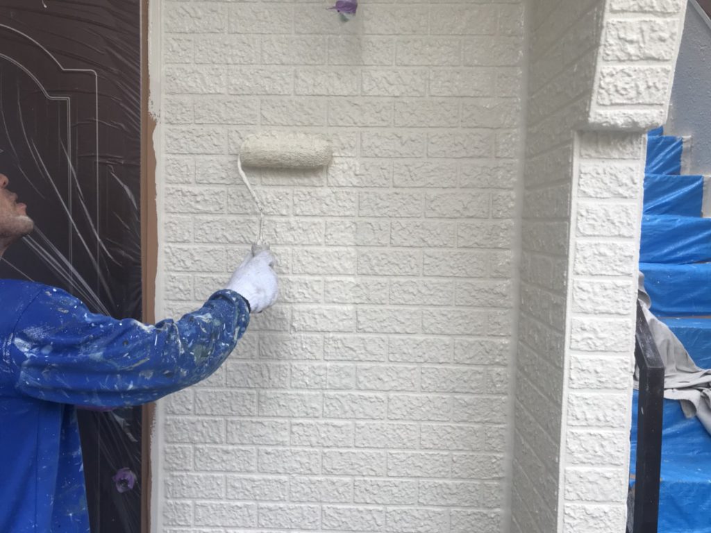 吹き付け塗装完了後、下塗り→中塗り→上塗りと、材料を塗布し、外壁の塗装は完了です。