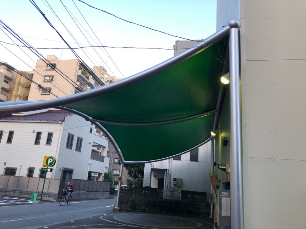 門柱塗装後、新規テントシートを張り替えて竣工となります。