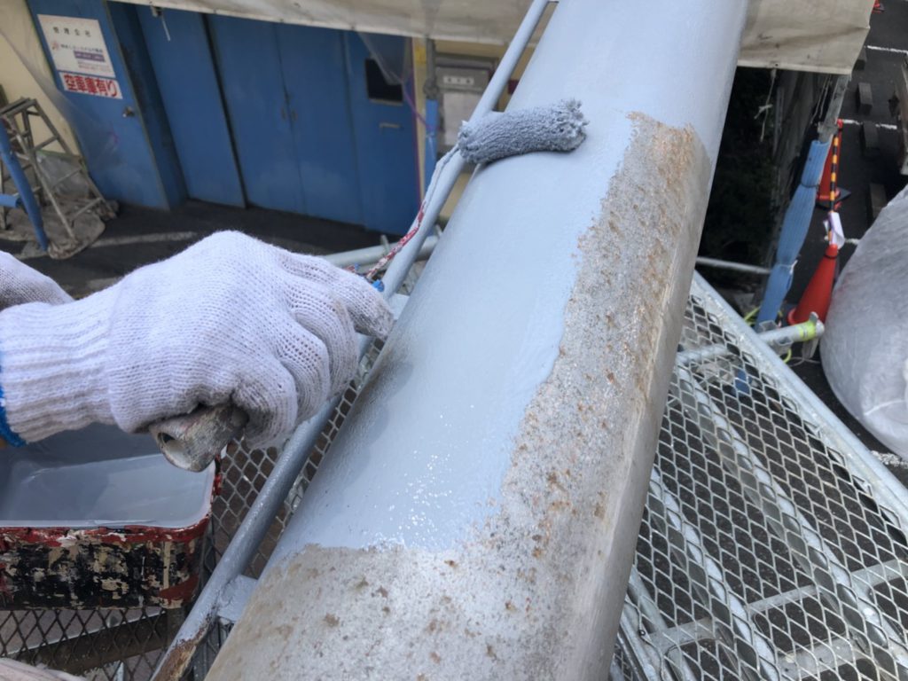 ケレン作業完了後、下塗り材を塗布し、既存の錆を抑えます。