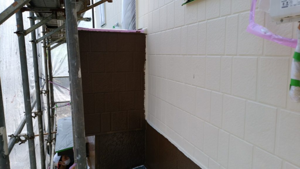 外壁の塗装色がアイボリー、ブラウンと2色にわかれている為、淡彩色であるアイボリーで、ブラウンの部分を少し塗り込み、その後塗り込んだ部分をブラウンで綺麗に見切ります。