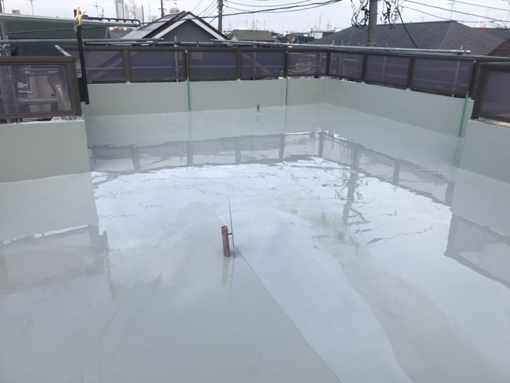 プライマー塗布後、防水材を２回塗布します。