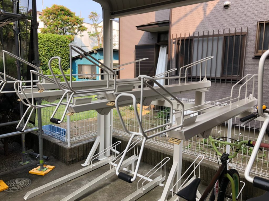 錆止め材塗布、仕上げ材塗布を2回行い、駐輪場の塗装は完了です。