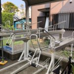 錆止め材塗布、仕上げ材塗布を2回行い、駐輪場の塗装は完了です。