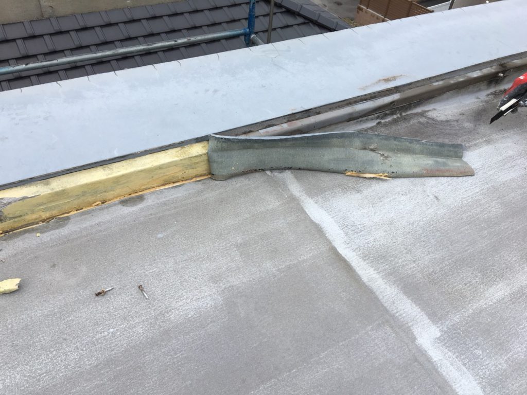 立ち上がり部ゴムシート撤去です。