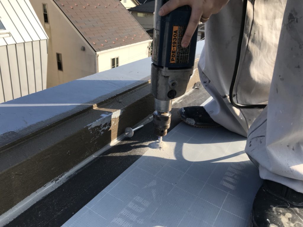 振動ドリルでアンカーピン挿入口をつくります。