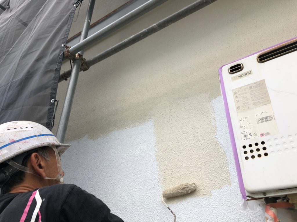 外壁　アイボリー色上塗り（１回目）