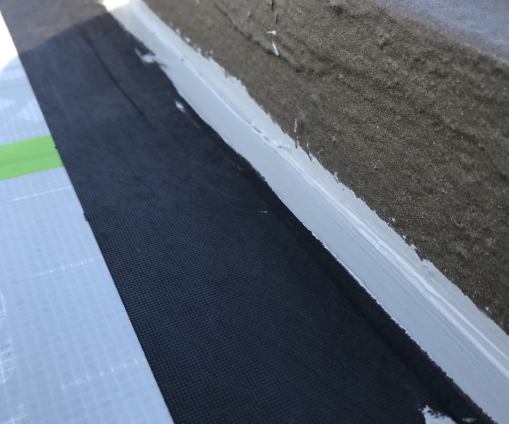 入隅部にシーリング材を増し打ちします。