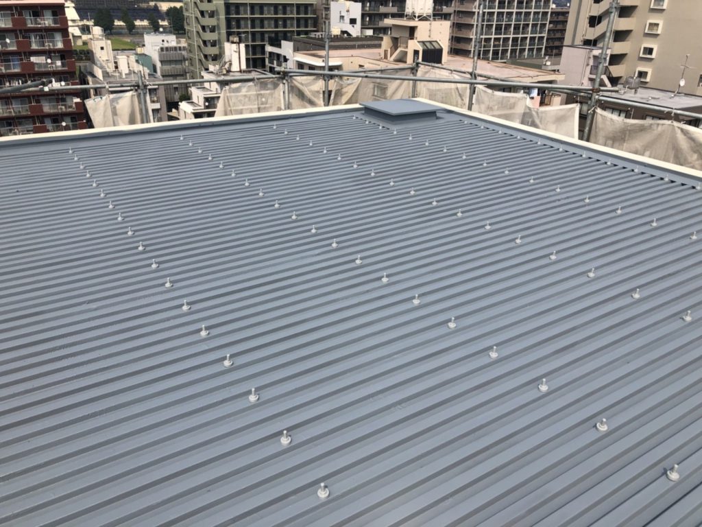 折板屋根塗装工事完了後の写真です。