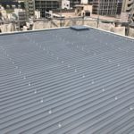 門柱塗装後、新規テントシートを張り替えて竣工となります。