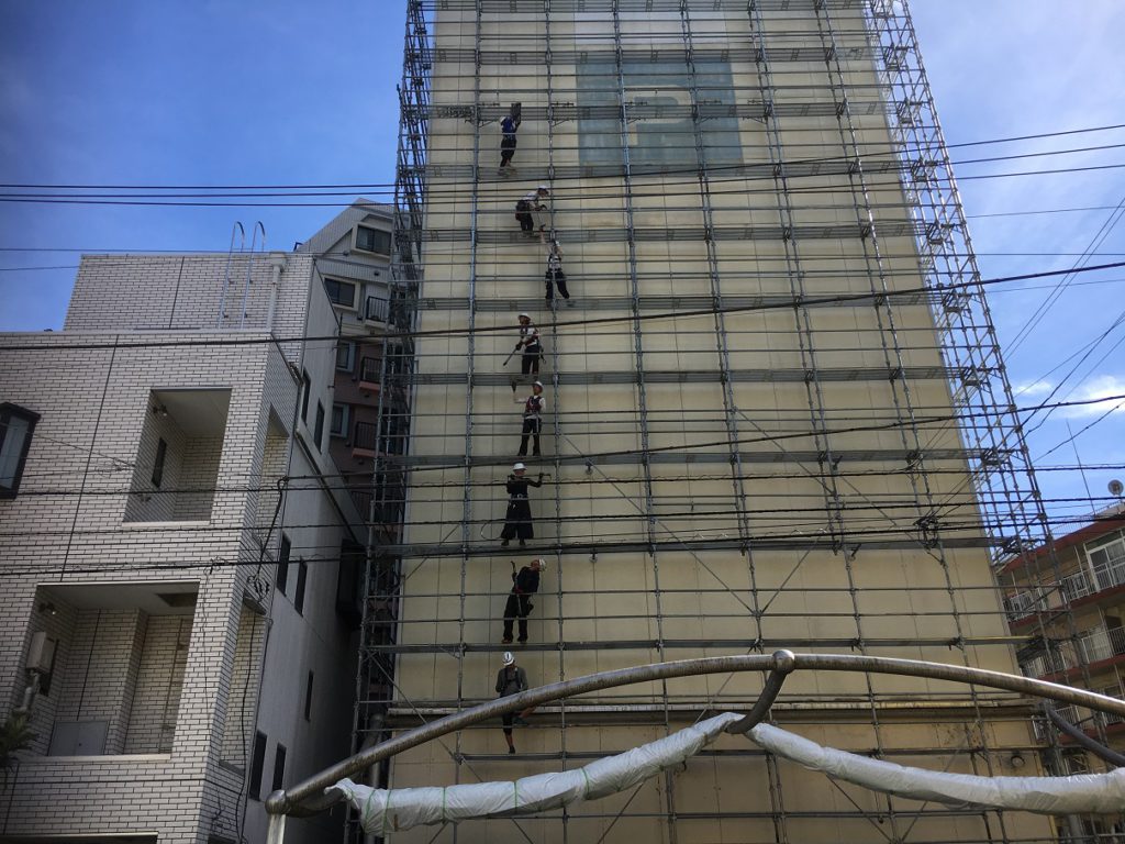 足場架設工事の施工写真です。