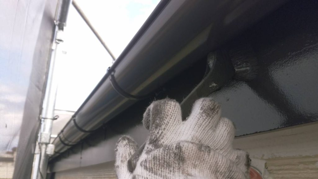 付帯物塗装、仕上げ塗りの様子です。