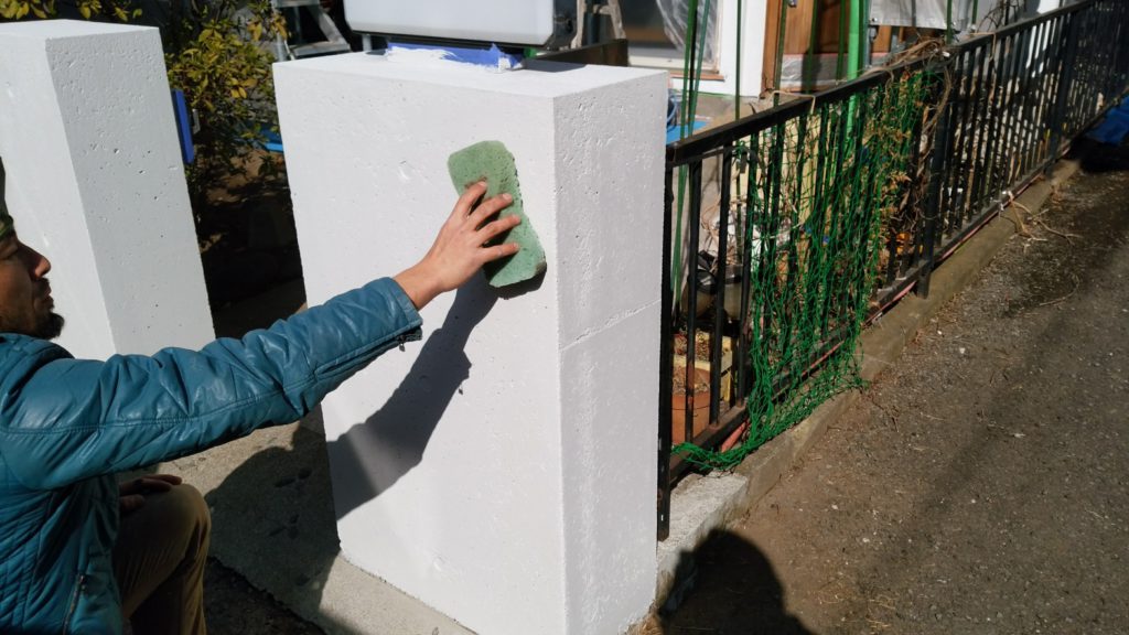 下地完成後、コンクリート打ちっ放し風の模様を付けていきます。