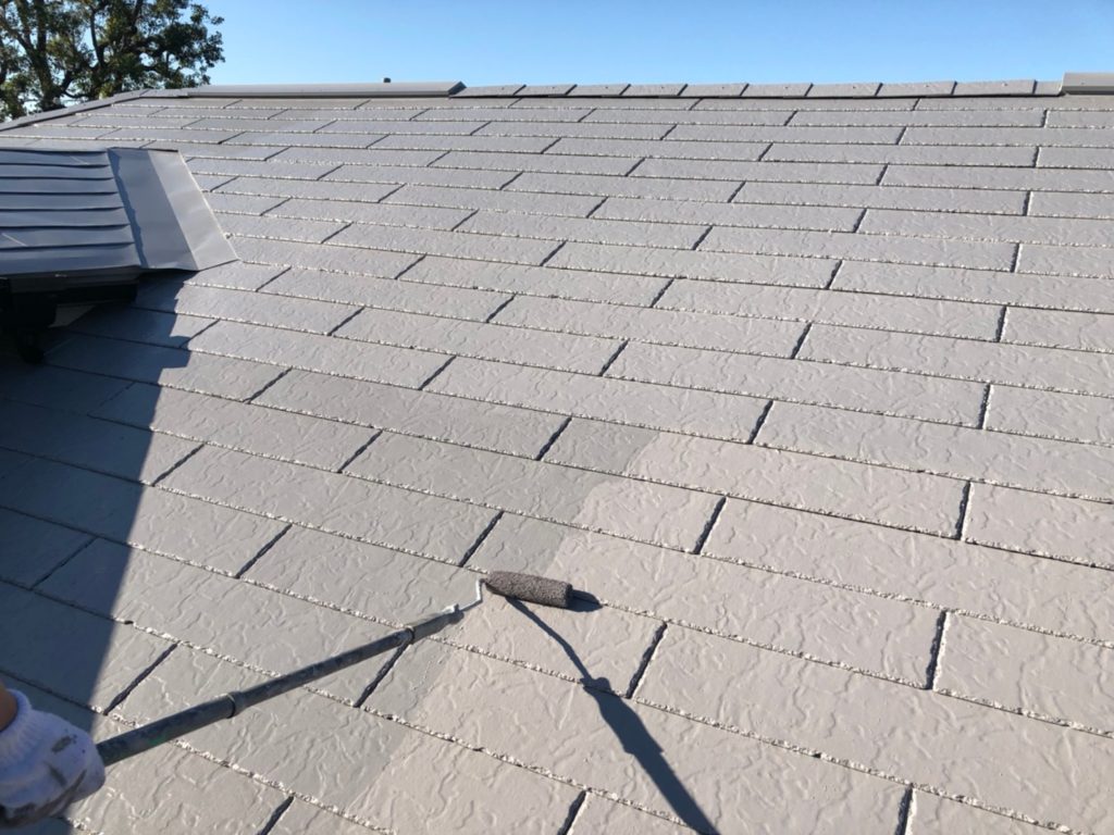 屋根部　仕上げ材塗布の施工写真です。