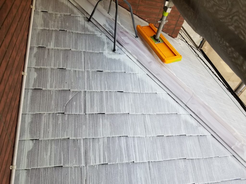 屋根部下塗り材塗布後、タスペーサー挿入