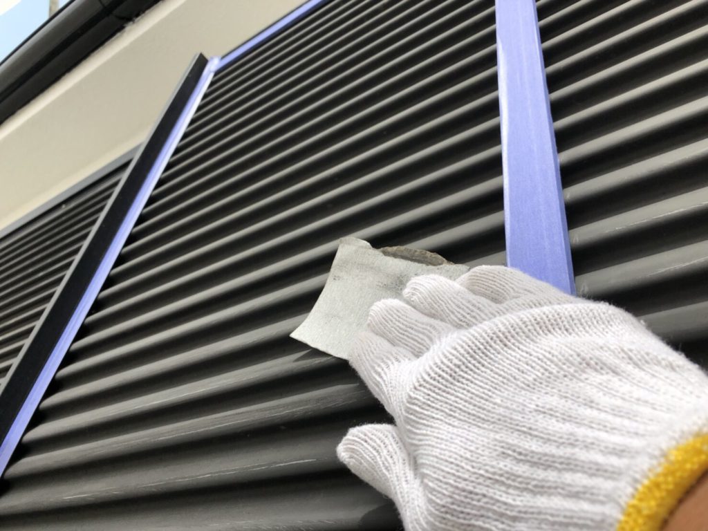 雨戸の工事です。まずは丁寧にケレン作業です。