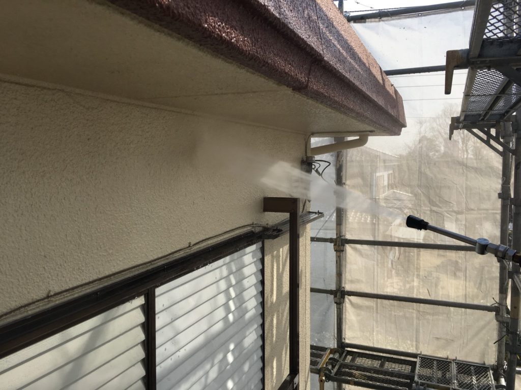 外壁の高圧洗浄です。