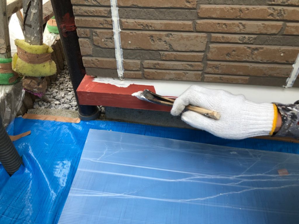土台水切りの上塗りの様子です。