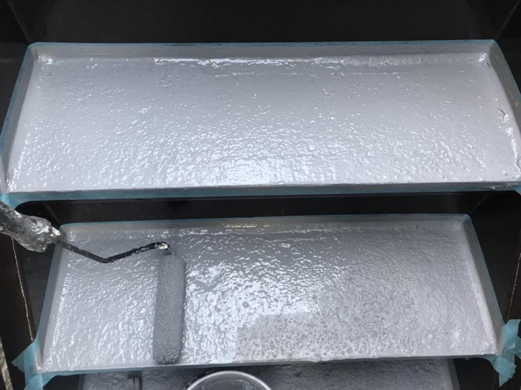 シールでの補修完了後、トップコート不要の防水材を２回塗布し踏み板の防水工事は完了です。