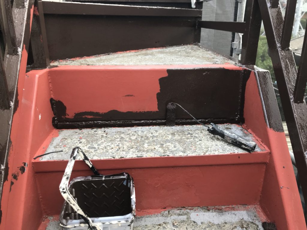 ケレン作業完了後、サビ止め材を塗布し、仕上げ材を１回塗布します。