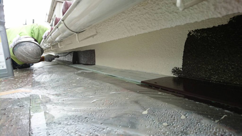 狭くて塗りづらいところも丁寧に塗ります。