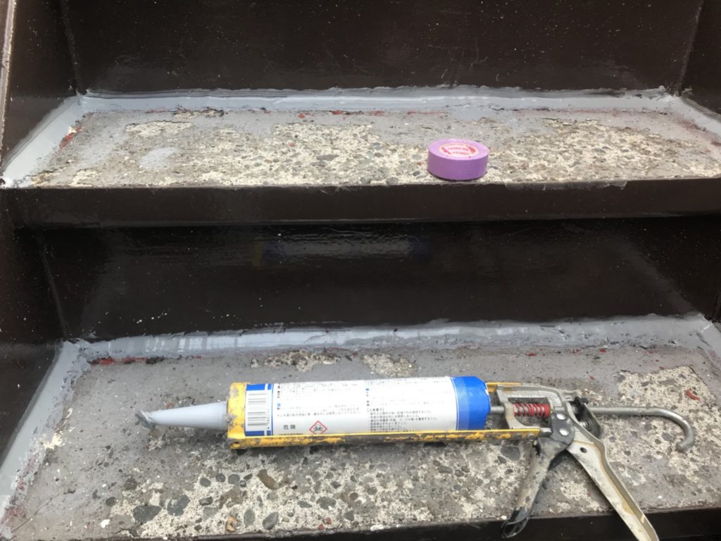 次に、階段内部の漏水防止の為、階段踏み板の防水工事を行います。