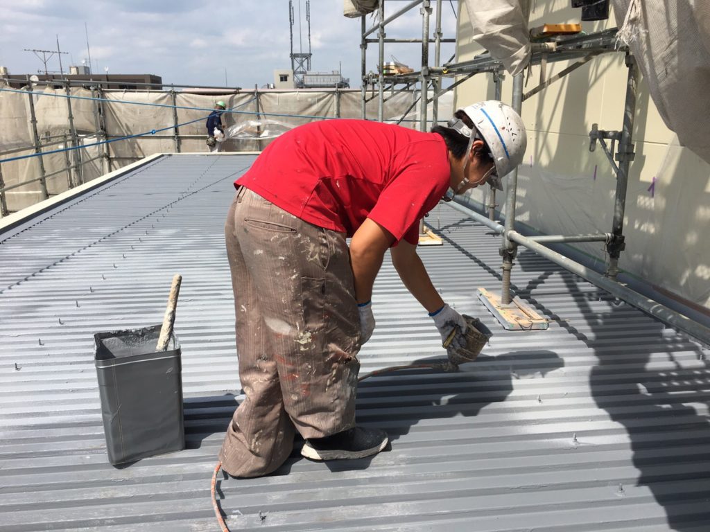 次に、中塗り材を塗布し、塗膜の防水層を形成します。