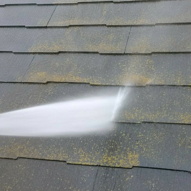 屋根塗装の施工写真です。