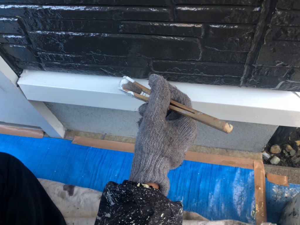 土台水切り、仕上げ塗りの様子です。