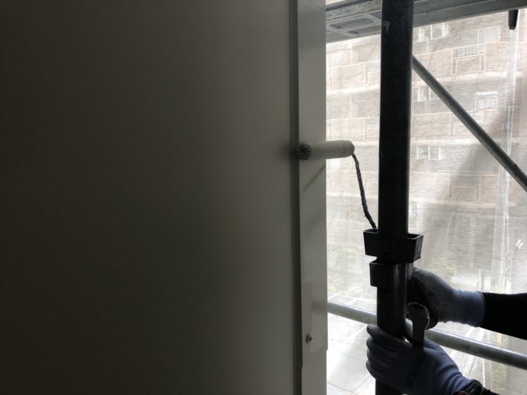 外壁仕上げ材塗布1回目の写真です。