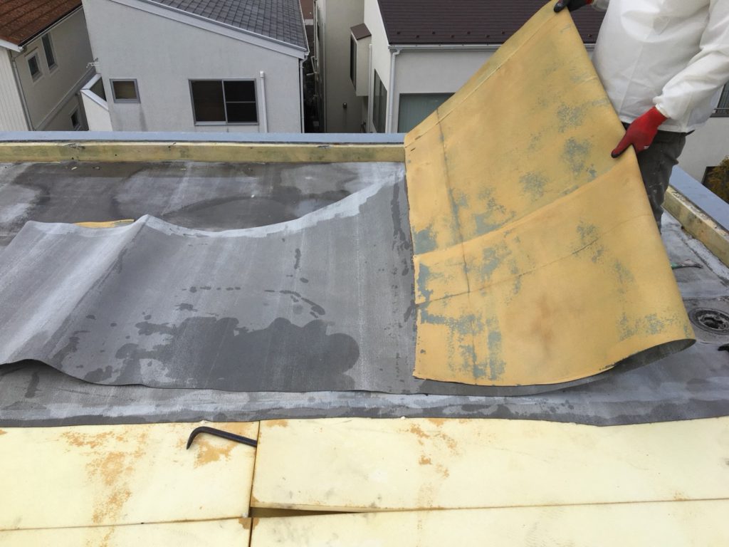 既存の断熱材や防水シートを剥がします。