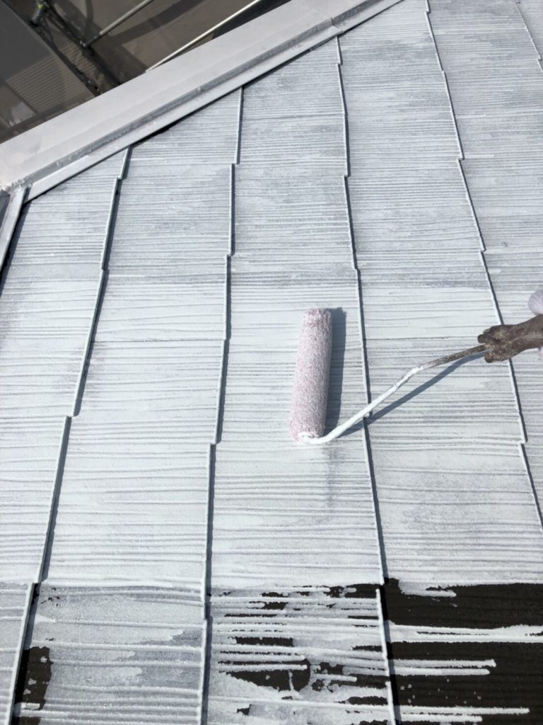 下地材エポラ遮熱プライマーの塗布です。（省エネ効果の期待できる接着剤です）