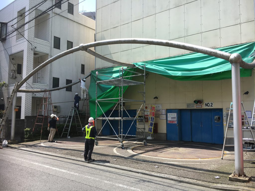 パーキング正面、テント張り替え工事の施工写真です。