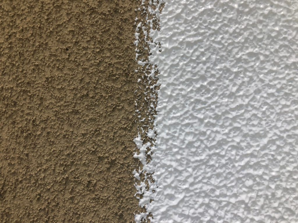 外壁　下塗り（マスチック工法・厚付け塗り）拡大