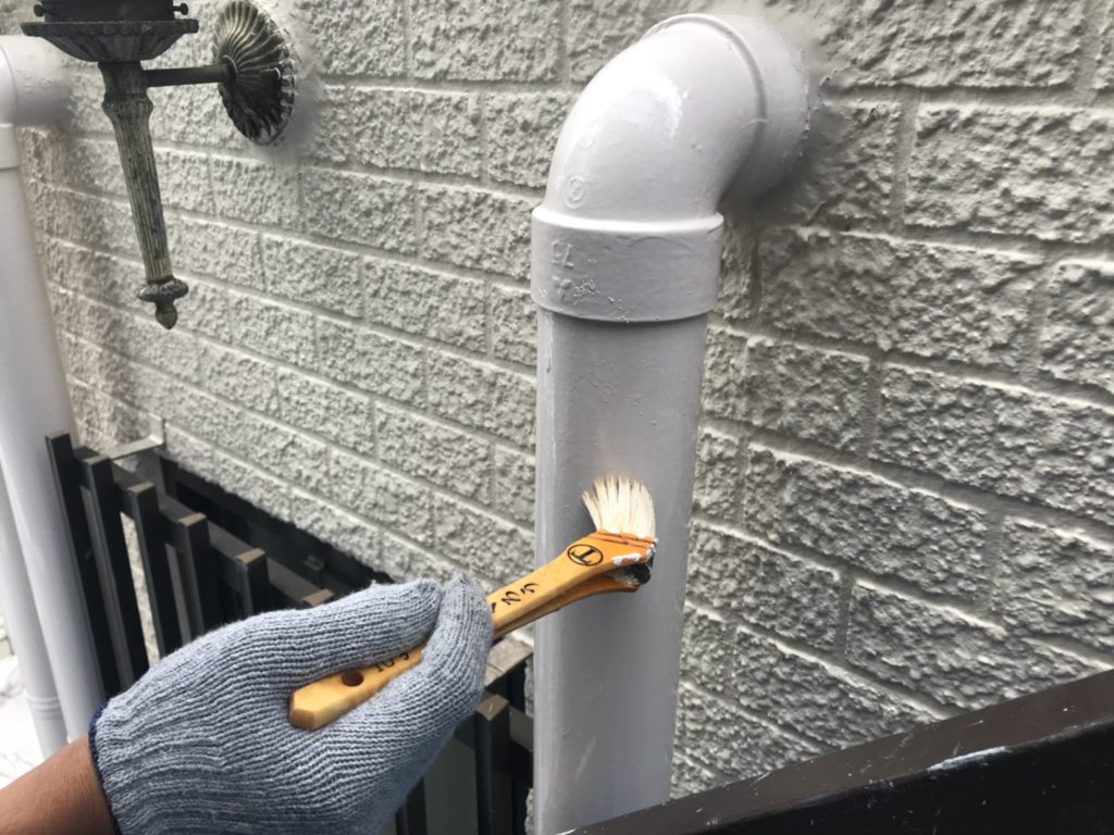 ドレンパイプ塗装工事の施工写真です。