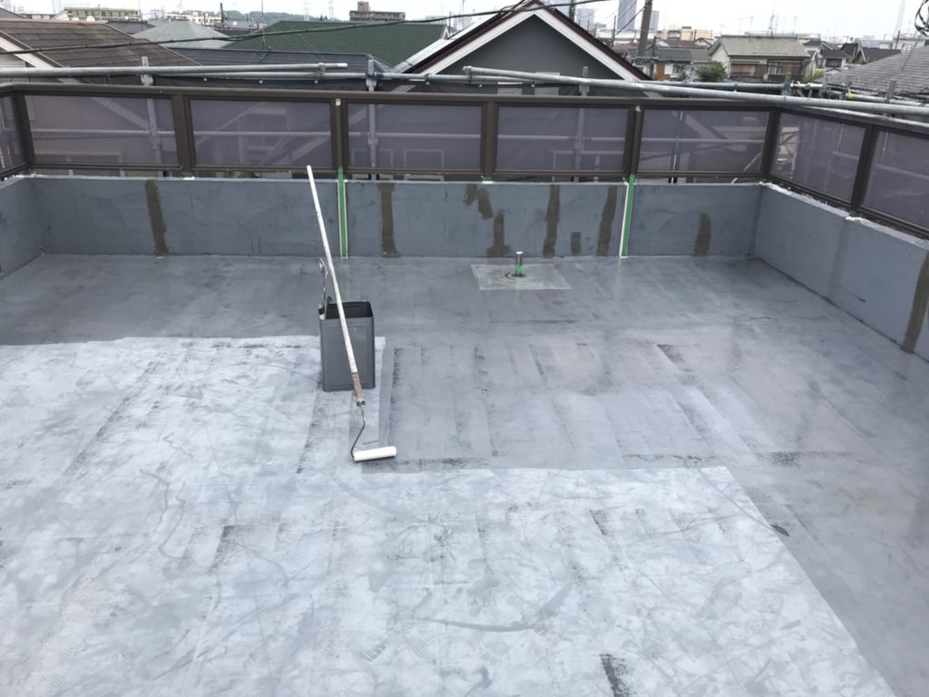 屋上防水工事の施工写真です。
