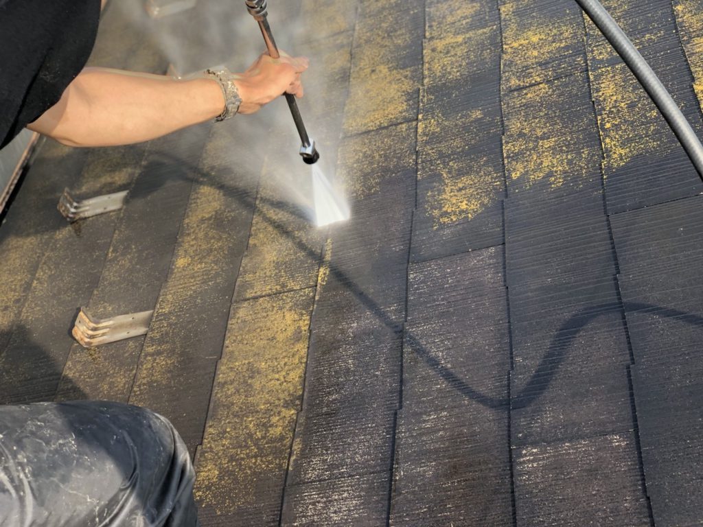 屋根の高圧洗浄です。
