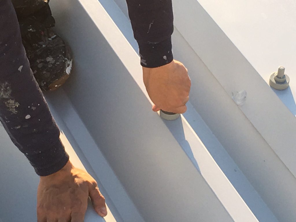 防錆シール入りのボトルキャップの取り付け