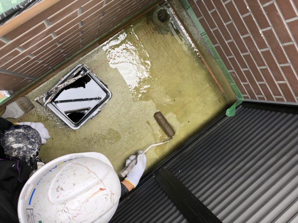 脱泡、ＦＲＰ下地樹脂材塗布後、防火トナー入り樹脂材の塗布です。