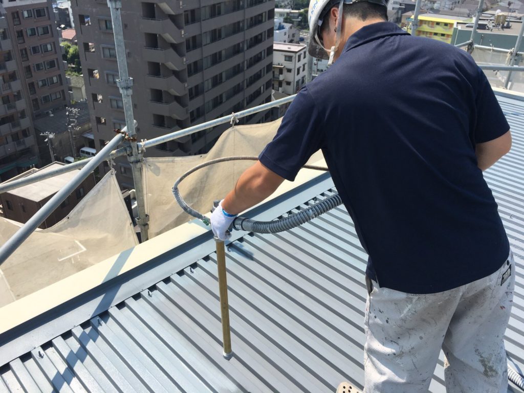 最後に仕上げ材を塗布し、紫外線などのダメージから、塗膜を保護します。