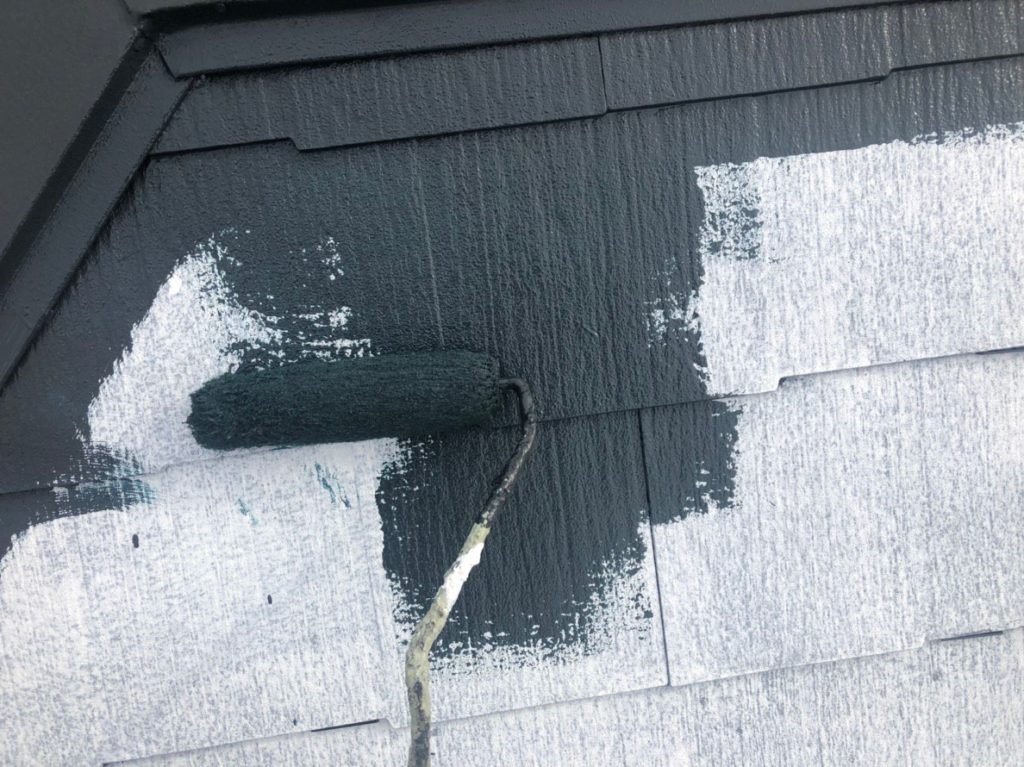 遮熱屋根塗材を塗っていきます。